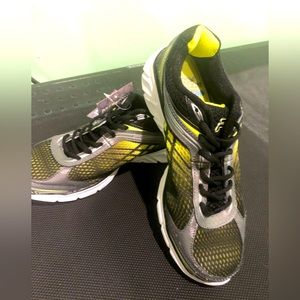 Fila Tennis Shoes - NWT 8